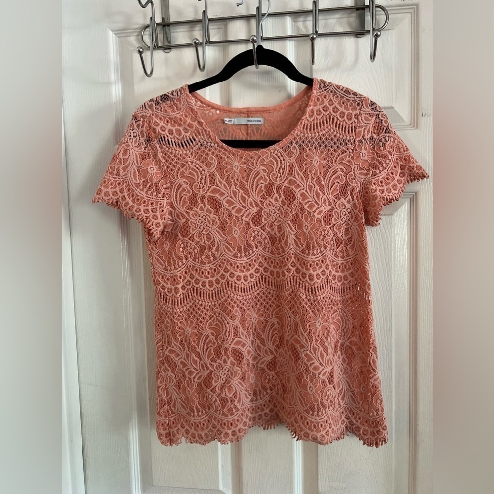 Maurice’s Blouse Medium Paisley Embroidered Lace Pink Back Split 100% Nylon